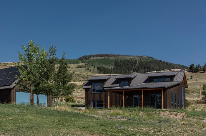 Net-zero house with garage-mounted solar panels