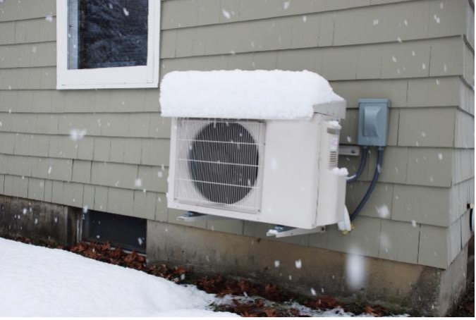 https://images.greenbuildingadvisor.com/app/uploads/2023/11/02121149/heat-pump-condenser-in-snow.jpg